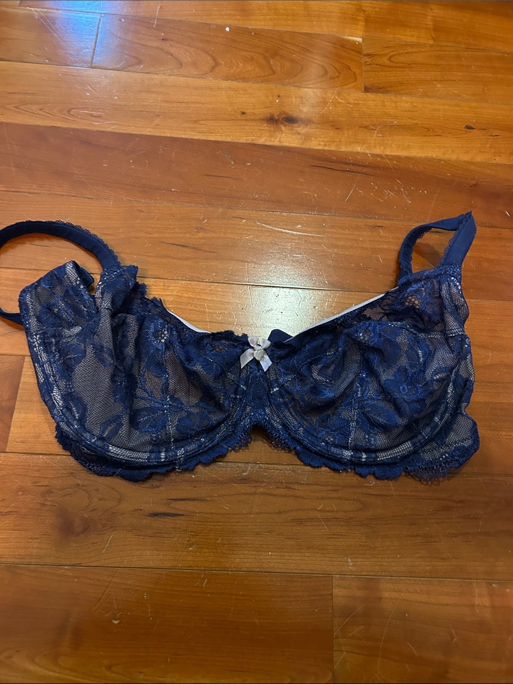 Women's Victoria’s Secret Navy Lace Underwire Bra - Elegant Support